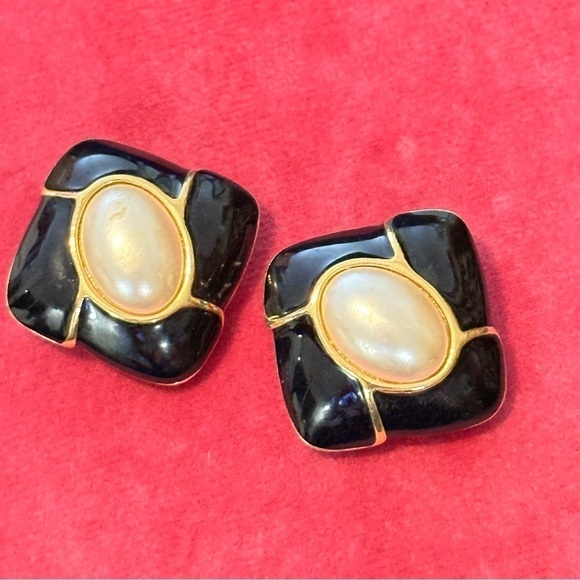KJL EARRINGS Women Enamel Kenneth Jay Lane Clip On Faux Pearl Square Black 0631 - Picture 4 of 6